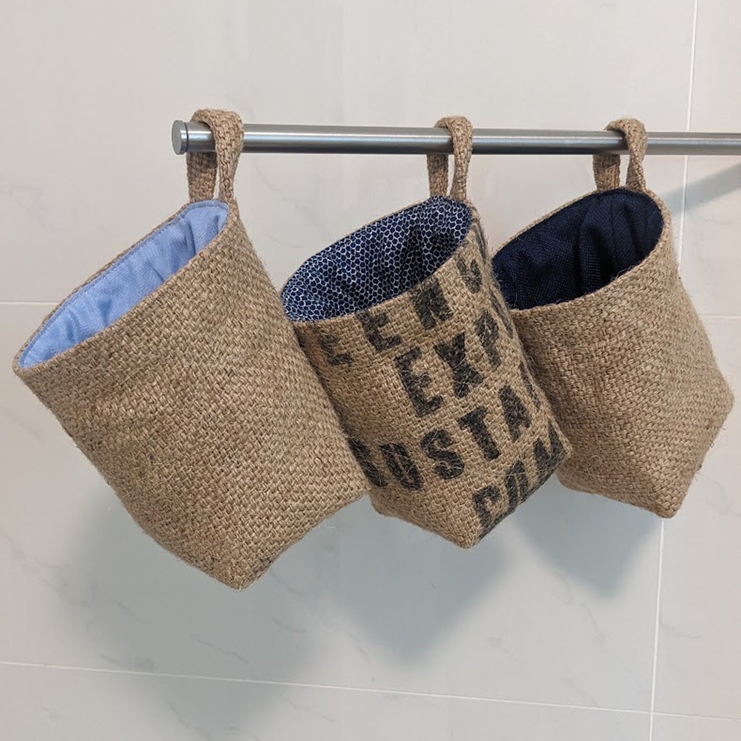 Jutový závěsný košík na drobnosti Coffee Lovers - modrý se vzorem
