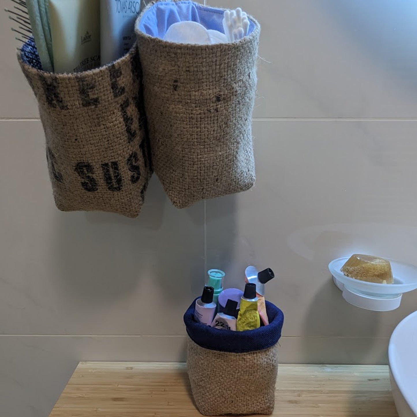 Jutový závěsný košík na drobnosti Coffee Lovers - modrý se vzorem