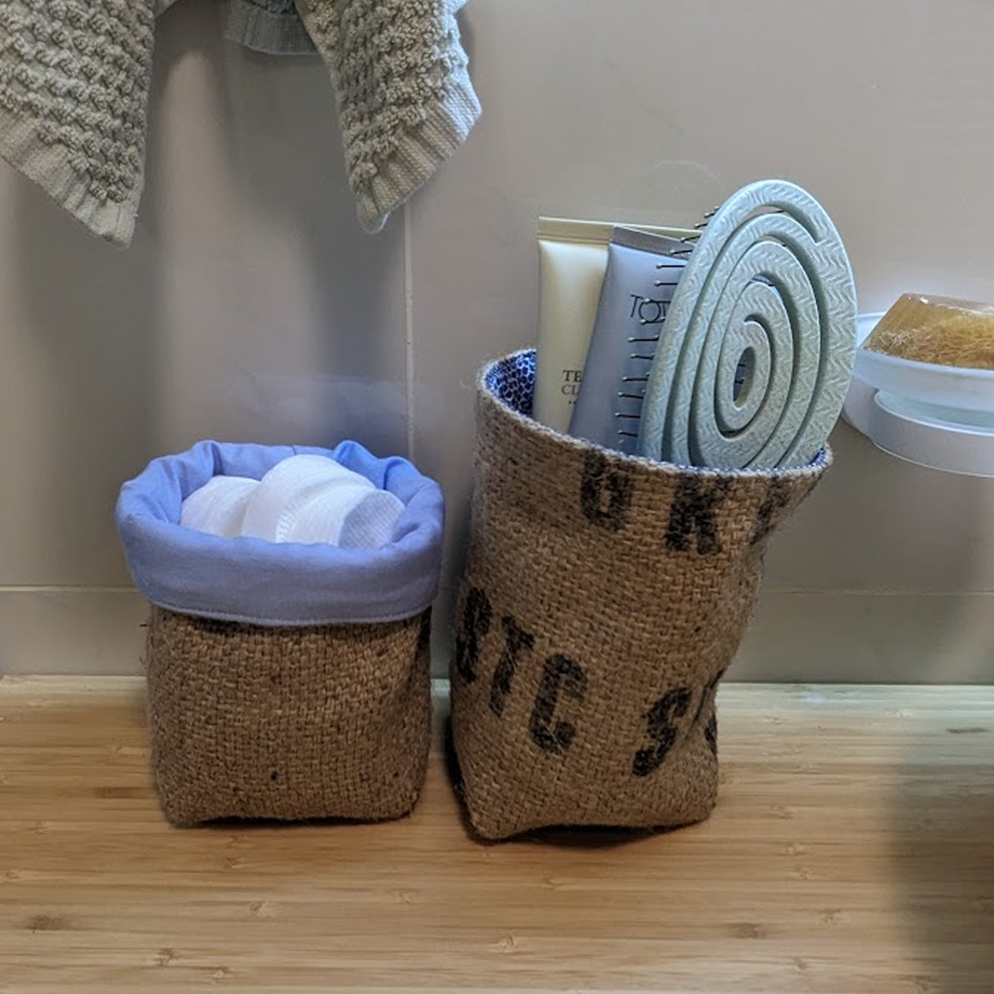 Jutový závěsný košík na drobnosti Coffee Lovers - modrý se vzorem