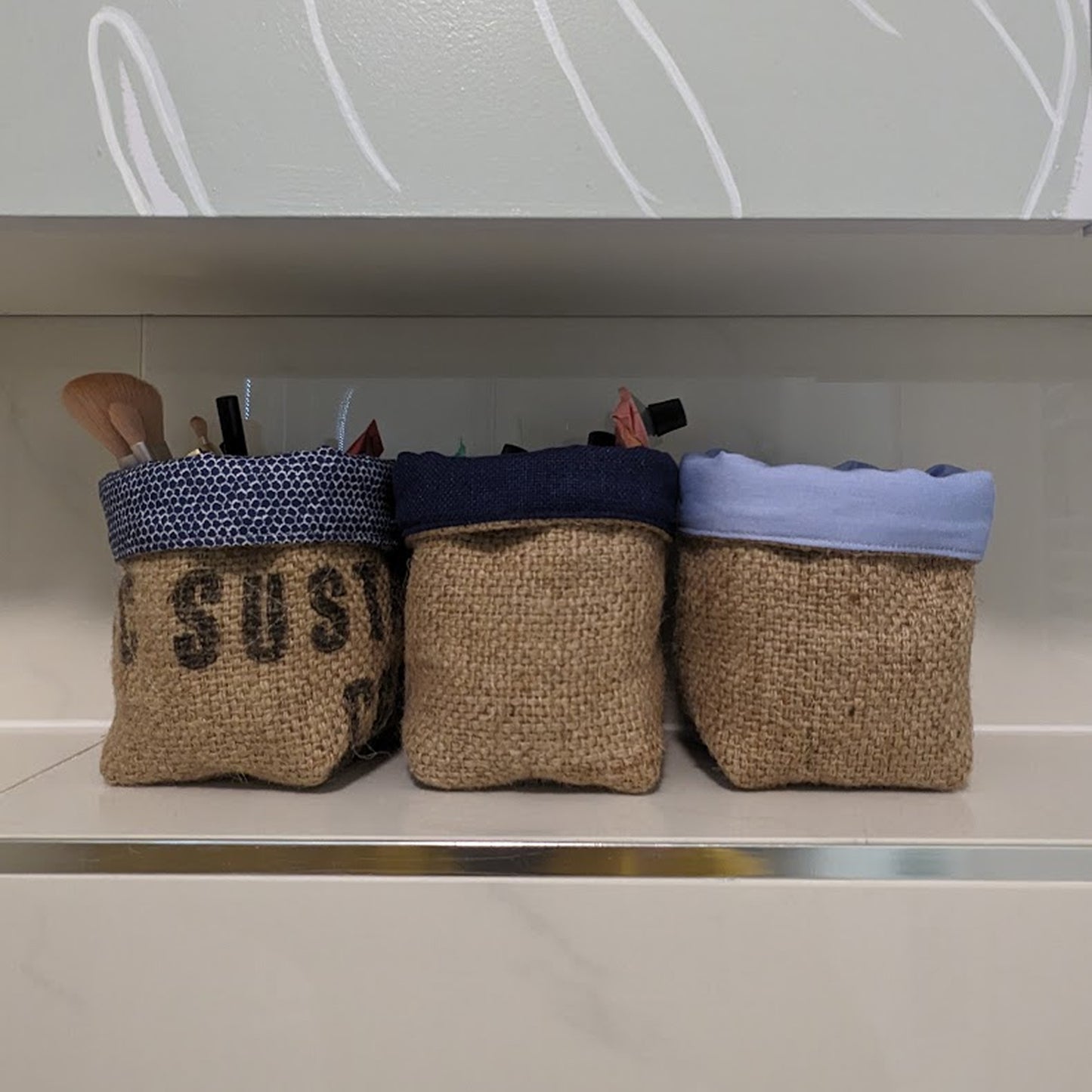 Jutový závěsný košík na drobnosti Coffee Lovers - modrý se vzorem